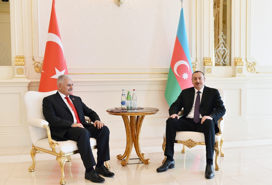 Aserbaidschans Präsident Ilham Aliyev und türkischer Ministerpräsident Binali Yildirim treffen sich unter vier Augen VIDEO