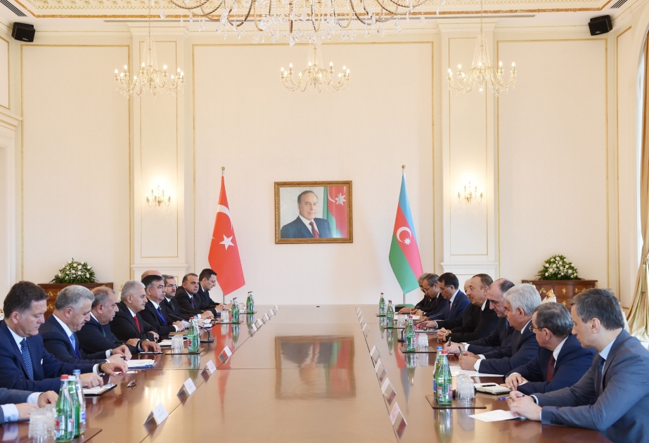 阿塞拜疆总统与土耳其总理举行集体会晤