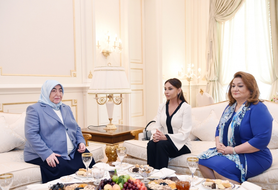 Azerbaijani first lady meets with spouse of Turkish Premier