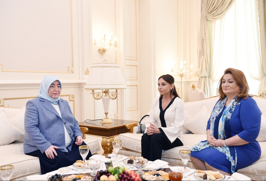 لقاء بين السيدة الأولى الأذربيجانية وقرينة رئيس الوزراء التركي
