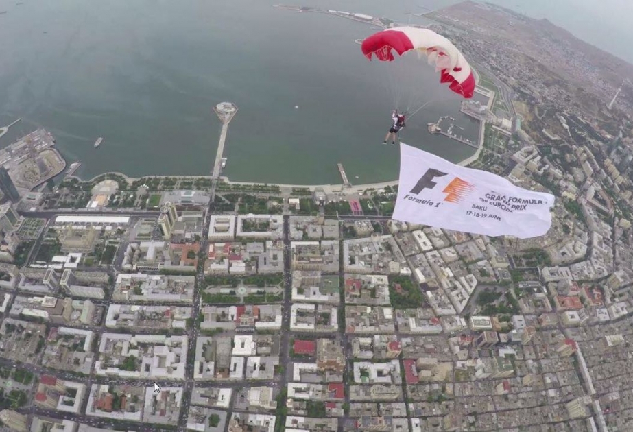 “Red Bull” paraşütçüləri Bakı səmasında Avropa Qran-prisi üçün uçublar