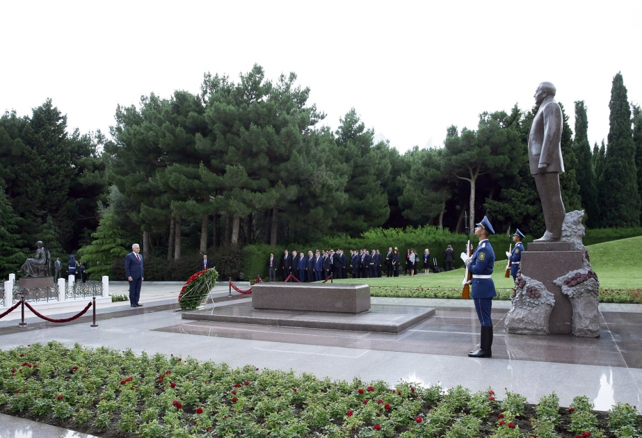 Премьер-министр Турции Бинали Йылдырым посетил могилу великого лидера Гейдара Алиева