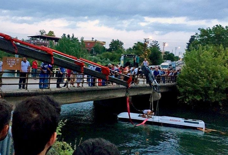 Türkiyənin Osmaniyə şəhərində məktəbliləri daşıyan avtobus su kanalına düşüb