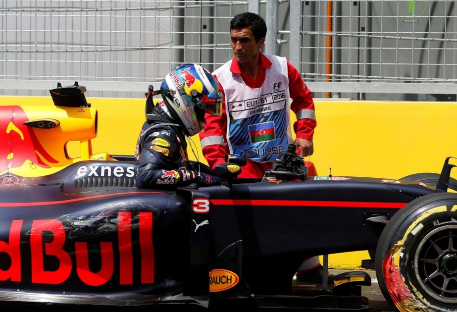 Ricciardo first to crash in Baku