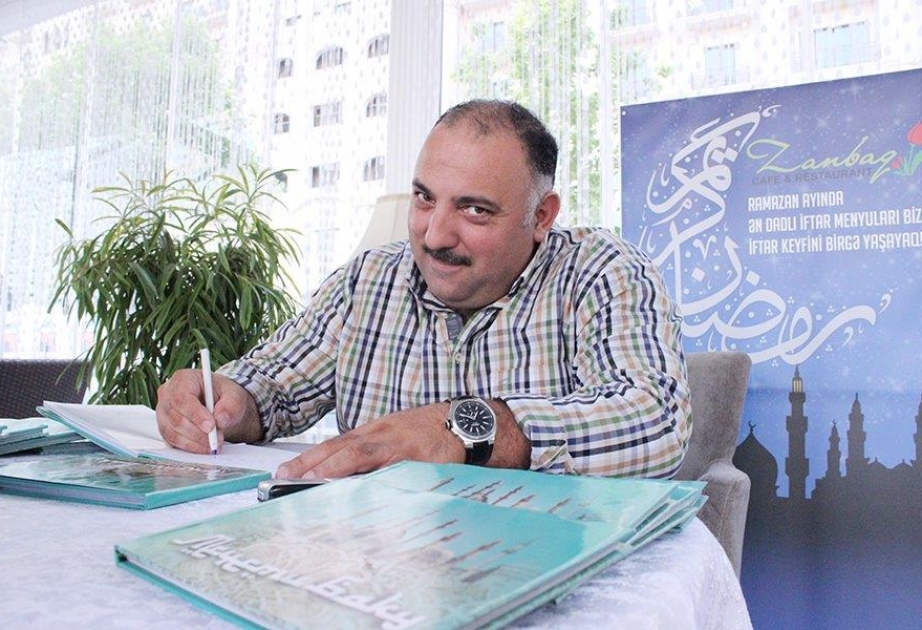 Бахрам Багирзаде провел автограф-сессию книги «Мечети Баку»