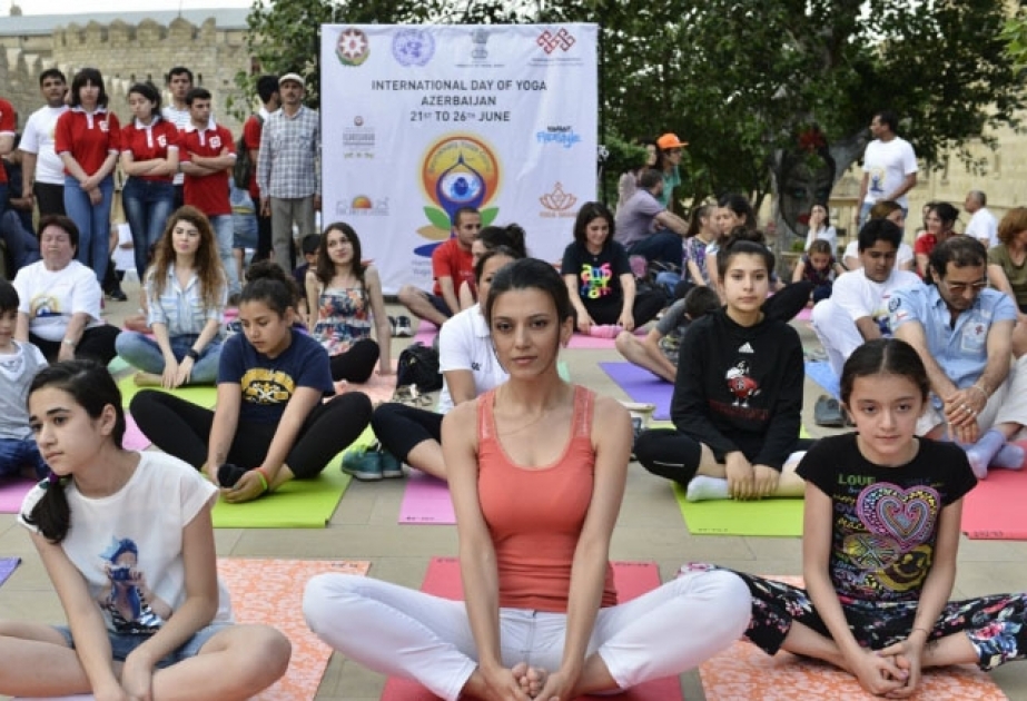“Icherisher” hosts open-air Yoga session
