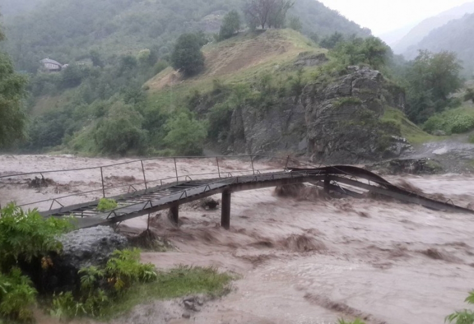 فيضانات تجرف قرية في أذربيجان