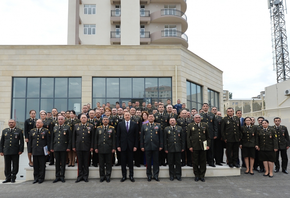 Le président Ilham Aliyev a visité l’immeuble construit pour les militaires VIDEO
