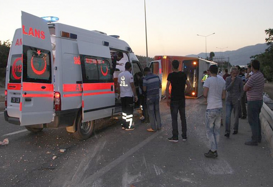 Türkiyədə sərnişin avtobusunun aşması nəticəsində 27 nəfər yaralanıb