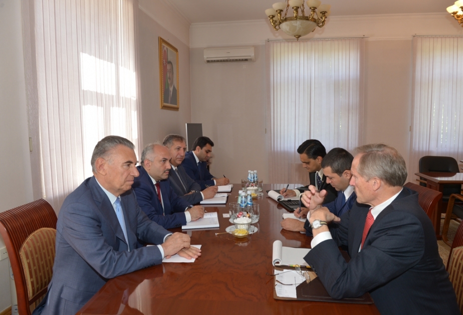 美国大使访问阿塞拜疆国家难民委员会