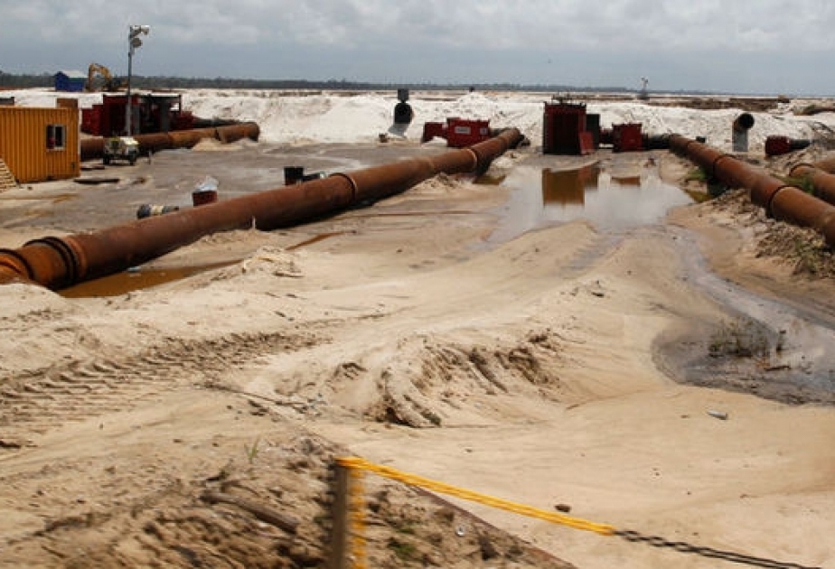 متمردون يفجرون خط أنابيب النفط في نيجيريا