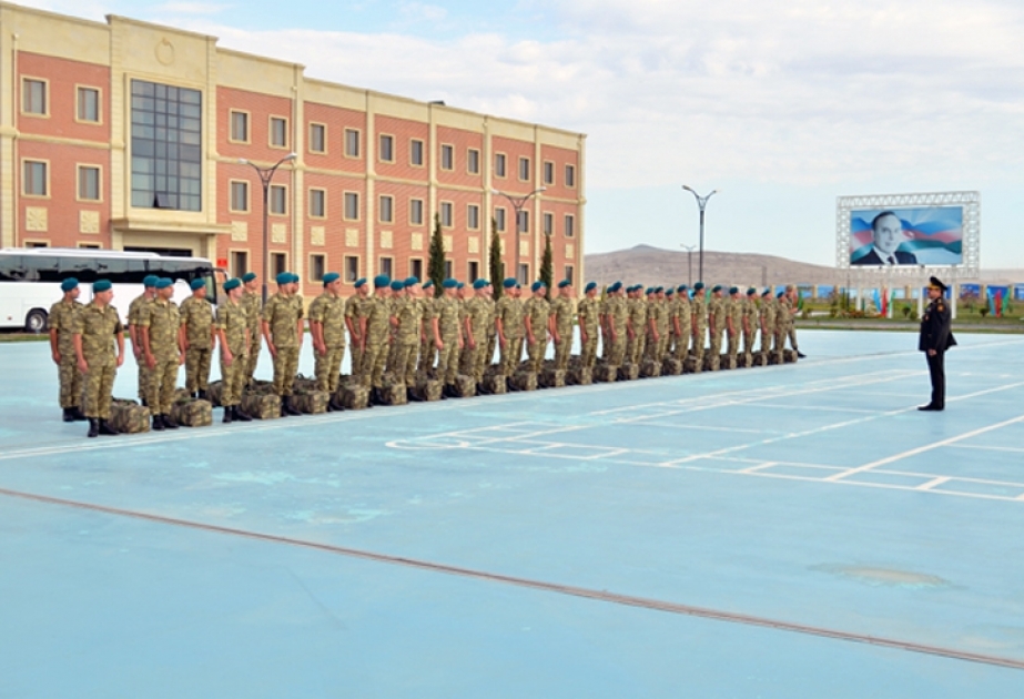 Un groupe de militaires azerbaïdjanais se rend en Afghanistan