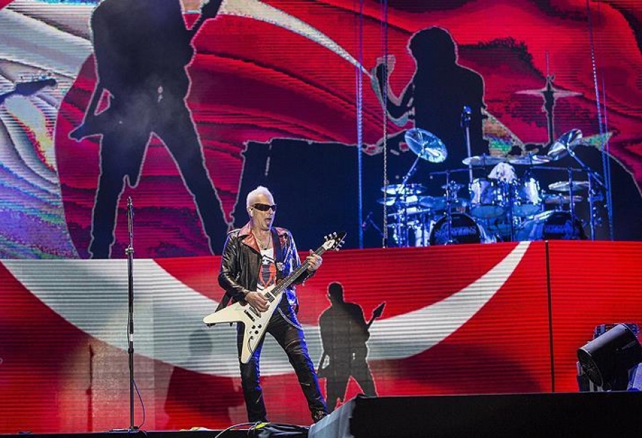 Almaniyanın rok qrupu “Scorpions” Türkiyə bayrağı önündə konsert verib