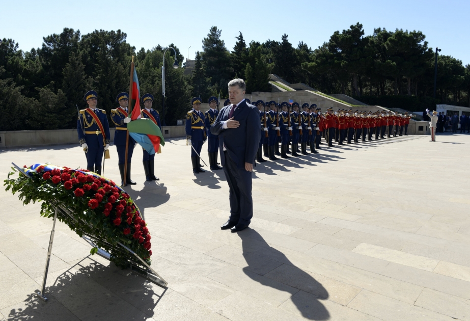 Ukrainian President visits Alley of Martyrs