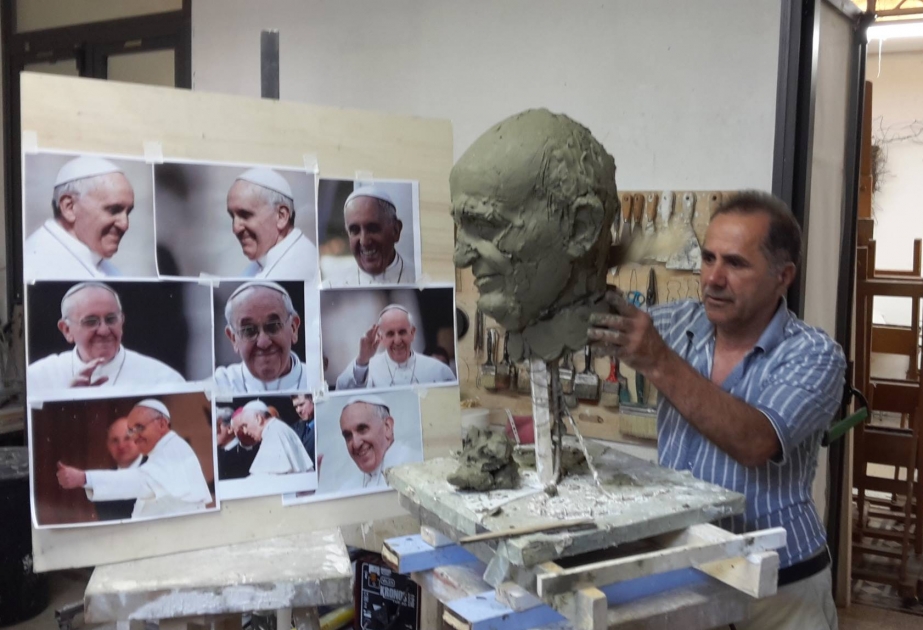 Aserbaidschanischer Bildhauer fertigt Papstbüste an