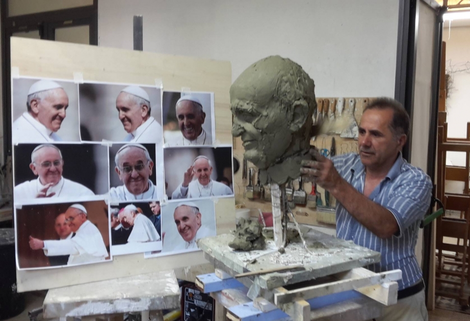 Sculpture : un Azerbaïdjanais a préparé le buste du pape François