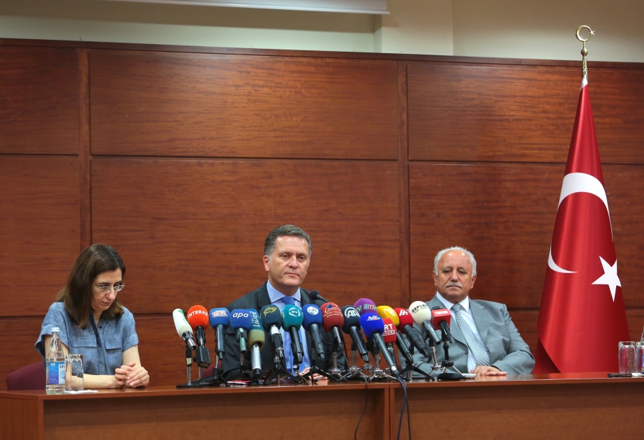 السفير التركي يعقد مؤتمرا صحفيا