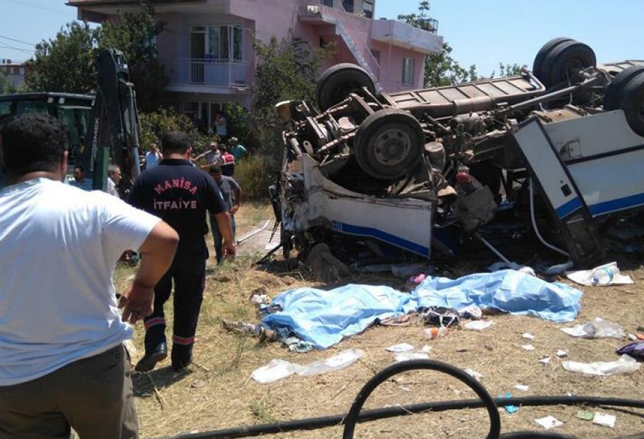 سقوط قتلى وجرحى جراء اصطدام قطار مع حافلة صغيرة في تركيا