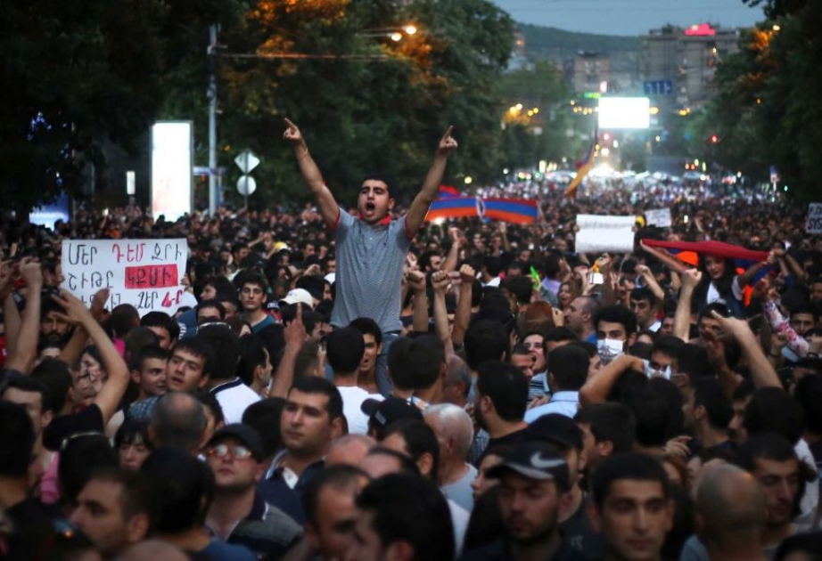 Yerevanda keçirilən mitinqdə Ermənistan prezidentinin istefası tələb edilir