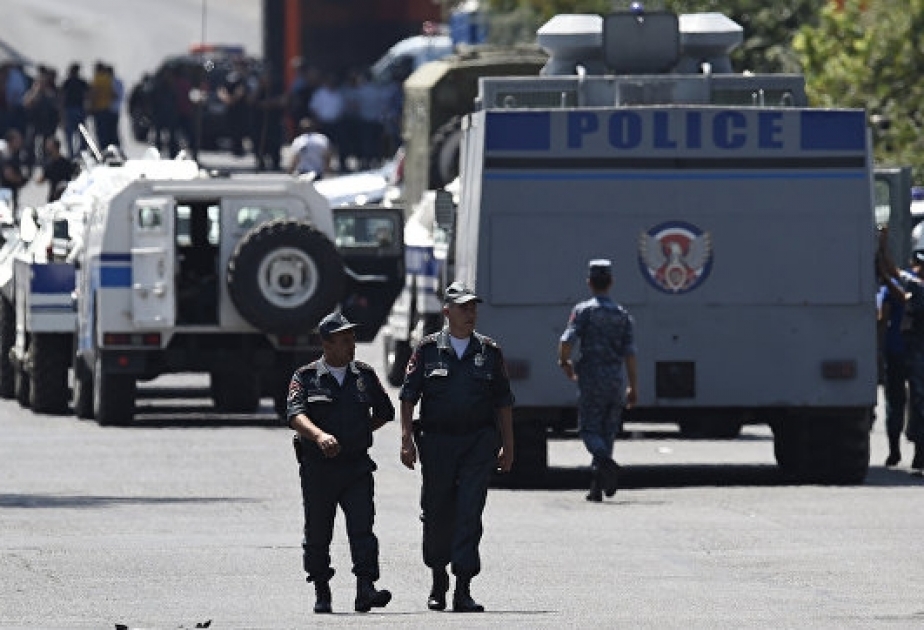 Yerevanda polis binasını ələ keçirən silahlı qruplaşma 2 girov polisi azad edib