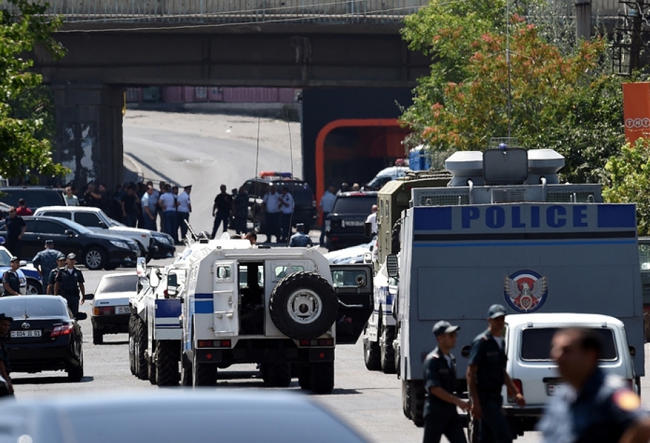 В Ереване вооруженная группировка взяла в заложники бригаду скорой медицинской помощи
