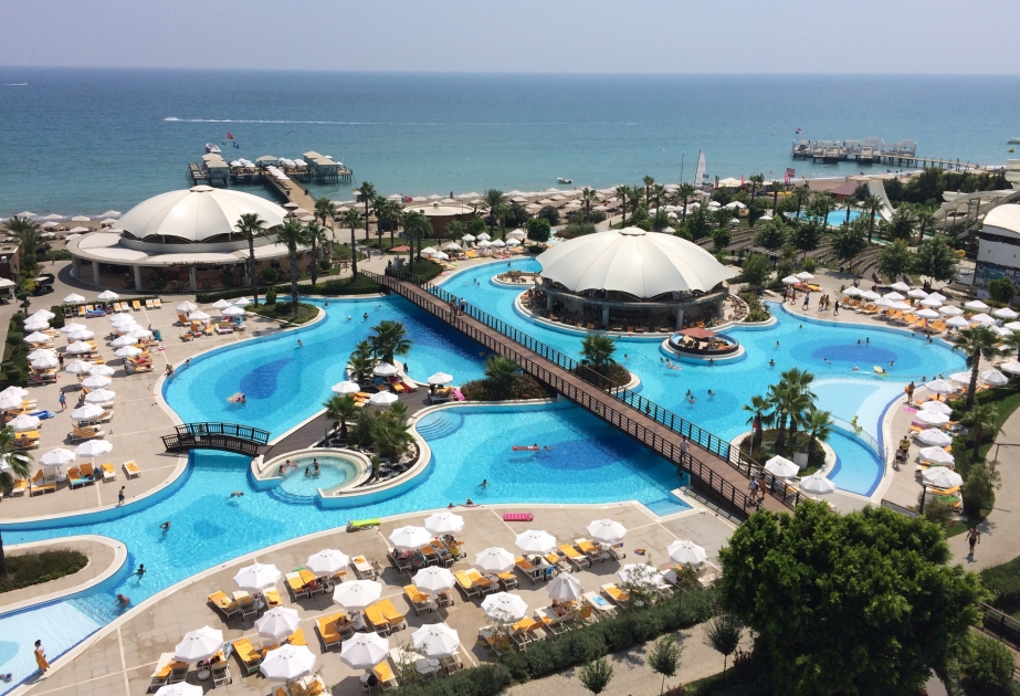 Bir ildə əhalisindən 6 dəfə çox turist qəbul edən şəhər: Antalya
