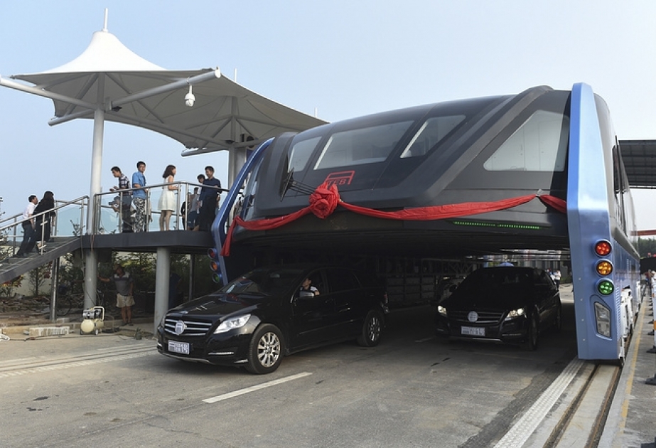 'Straddling bus' hits the road in China