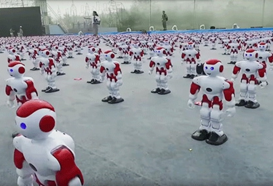 Тысяча роботов синхронно станцевали в Китае