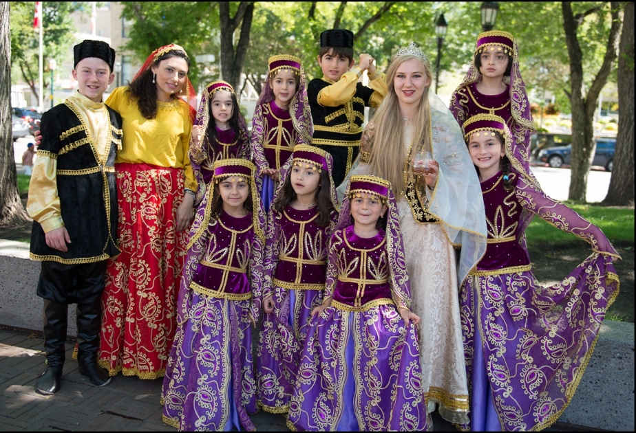 Азербайджанцы в национальных костюмах
