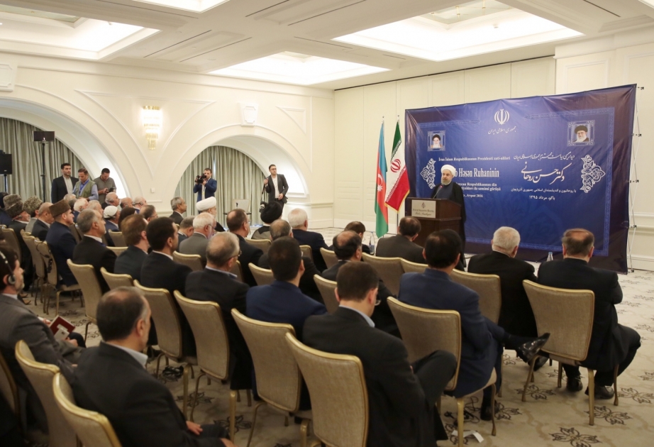 Irans Präsident Hassan Rohani trifft sich mit Vertretern der aserbaidschanischen Religionsgemeinschaft