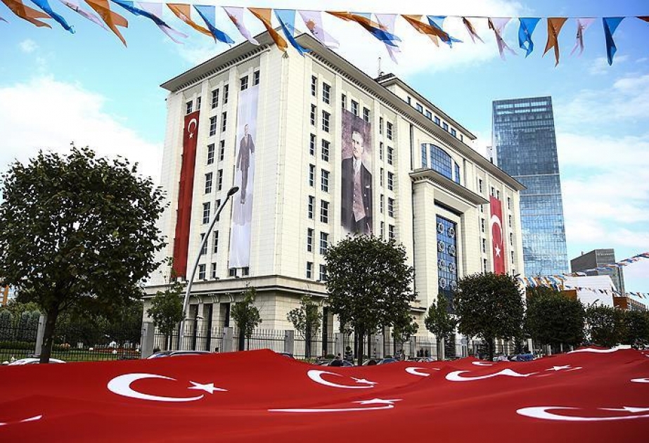 Vətəndaşlar nəhəng Türkiyə bayrağı ilə AKP-nin ümumi mərkəzinə doğru yürüş edib