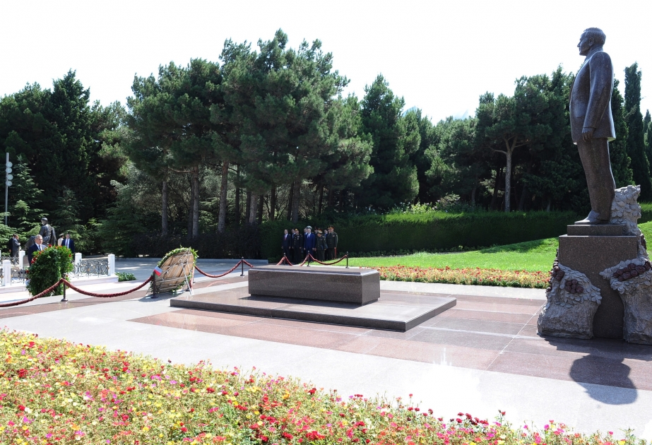 Russian Defence Minister pays tribute to national leader Heydar Aliyev and Azerbaijani martyrs