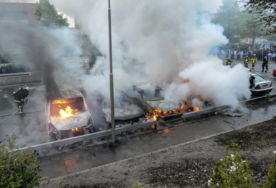 İsveçdə hökumət və polis avtomobillərin yandırılmasına qarşı mübarizə aparır