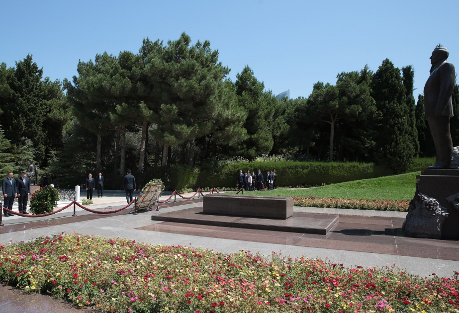 Participants of Azerbaijan-Korea Cooperation Forum pay respect to national leader Heydar Aliyev and Azerbaijani martyrs