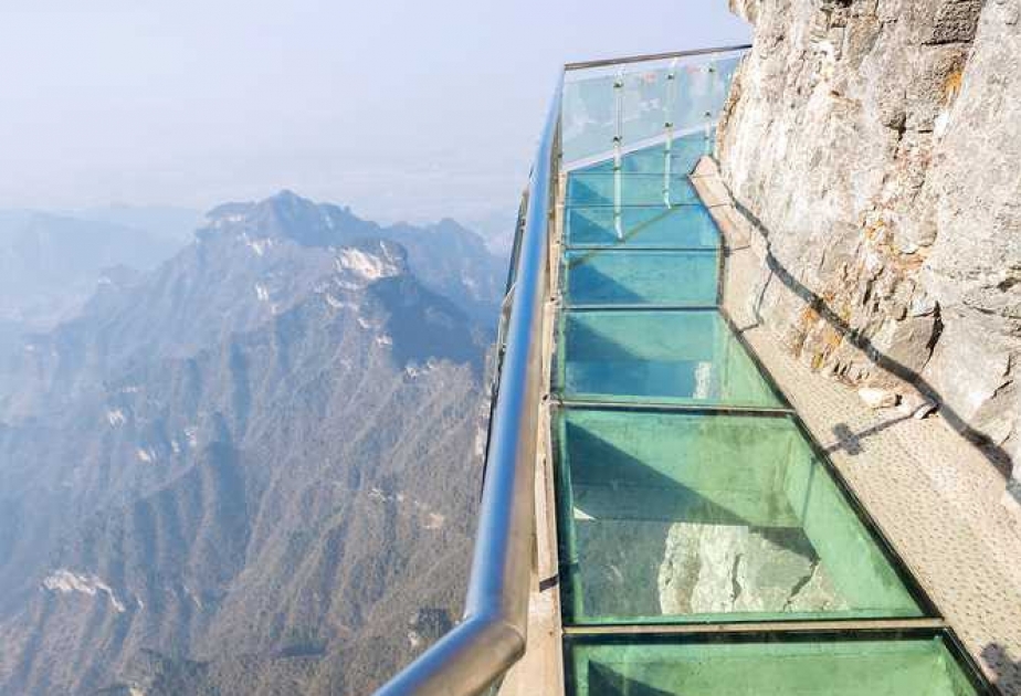 China eröffnet längste und höchste Glasbrücke