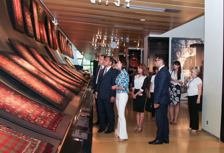 Innenminister der Republik Korea im aserbaidschanischen Teppichmuseum