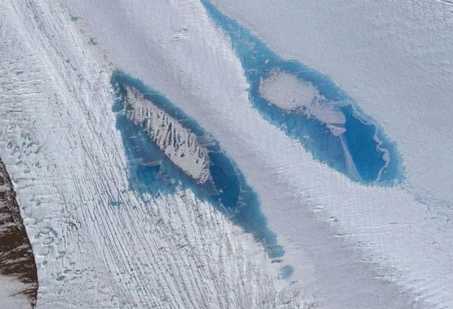 Ученые встревожены появлением тысяч голубых озер в Антарктиде