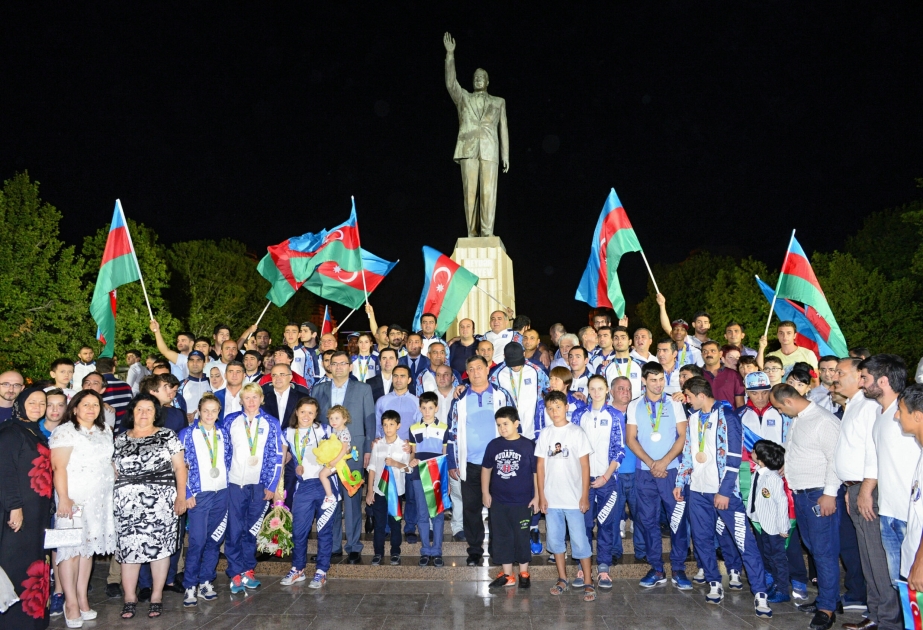 De retour à Bakou, les sportifs azerbaïdjanais ont visité le monument à Heydar Aliyev VIDEO