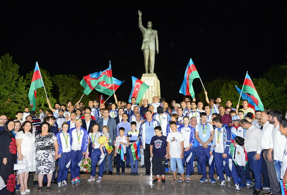 Olympioniken besuchen Denkmal vom Nationalleader Heydar Aliyev VIDEO