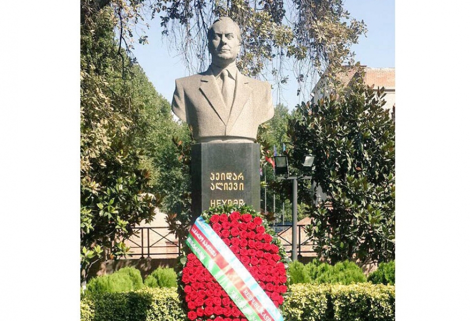 Azerbaijani FM visits statue of national leader Heydar Aliyev in Tbilisi