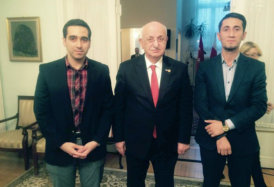 Türkiyə parlamentinin sədri Polşada Azərbaycan diasporunun üzvləri ilə görüşüb
