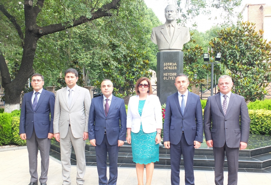 Azerbaijani MPs visit monument to national leader Heydar Aliyev in Tbilisi