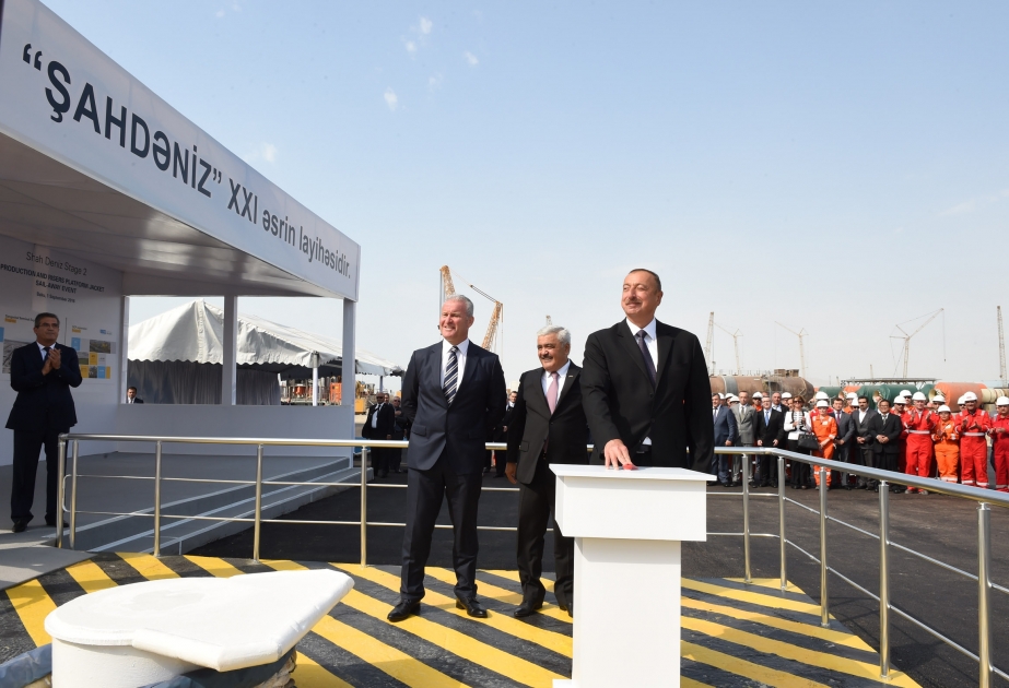 Präsident Ilham Aliyev nimmt an der Veranstaltung zur Abfahrt eines Stützgerüstes für Plattform "Schah Denis-2" teil VIDEO