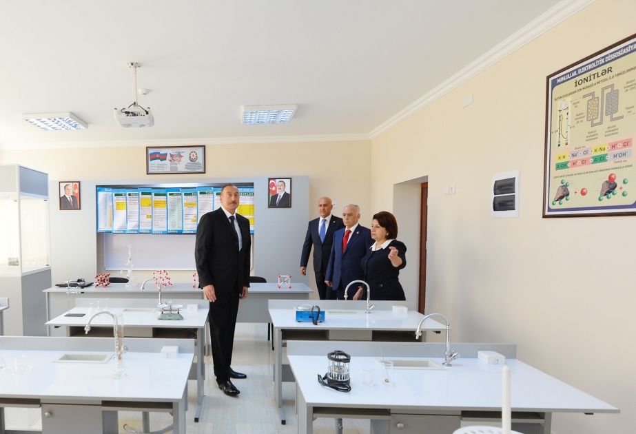 Prezident İlham Əliyev Bakıdakı 229 nömrəli məktəbdə əsaslı təmirdən sonra yaradılan şəraitlə tanış olub [YENİLƏNİB] VİDEO