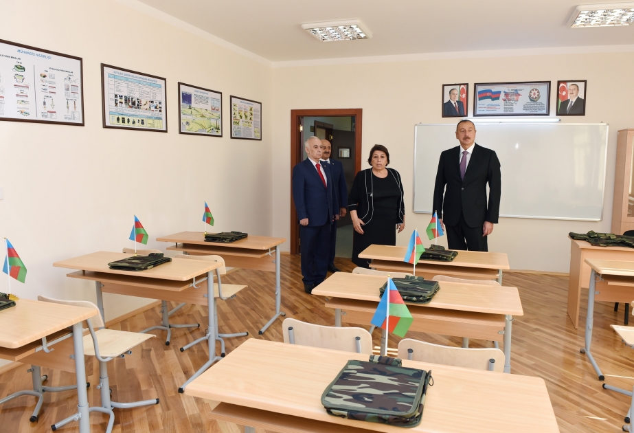 Prezident İlham Əliyev Bakıdakı 247 nömrəli məktəbdə əsaslı təmirdən sonra yaradılan şəraitlə tanış olub [YENİLƏNİB] VİDEO