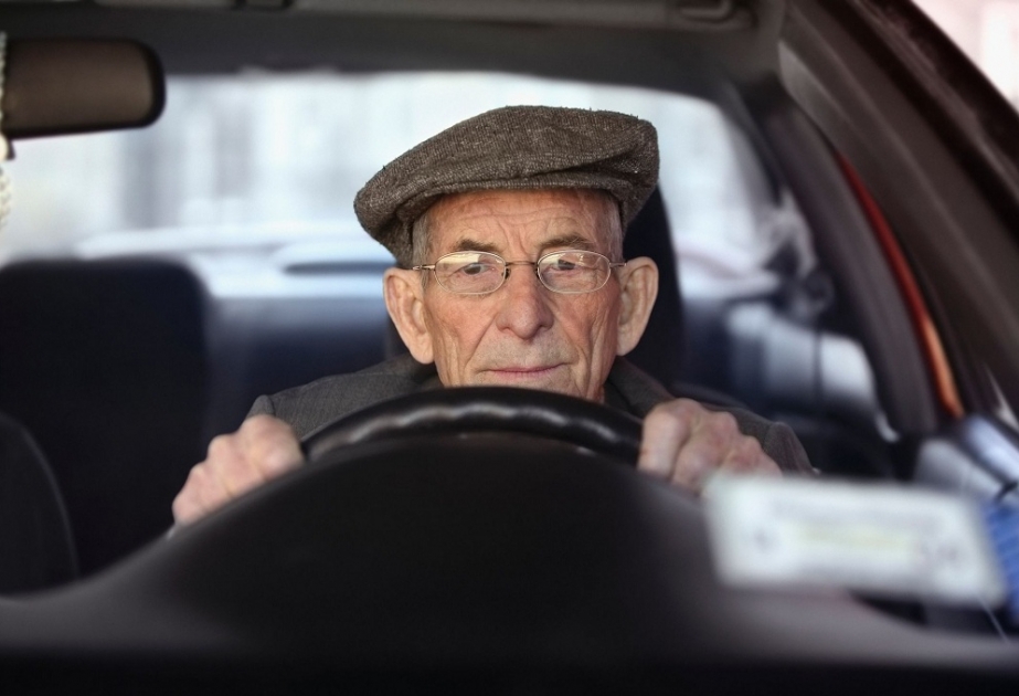 Пенсионеры за рулем оказались безопаснее молодых водителей