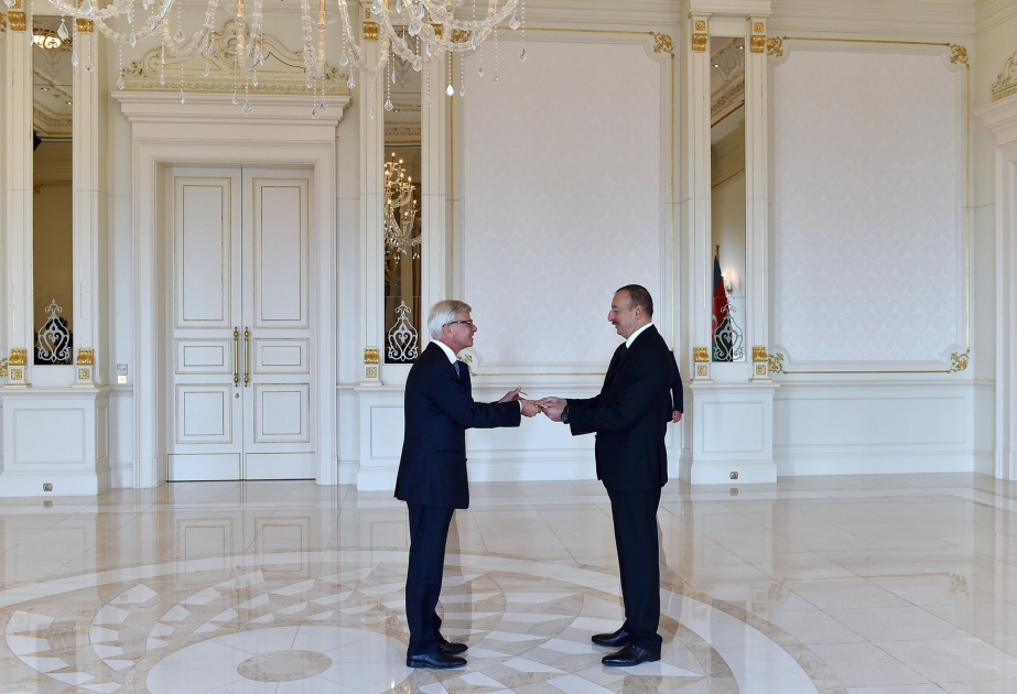 Präsident Ilham Aliyev nimmt Beglaubigungsschreiben von neuem Botschafter der Niederlande entgegen VIDEO