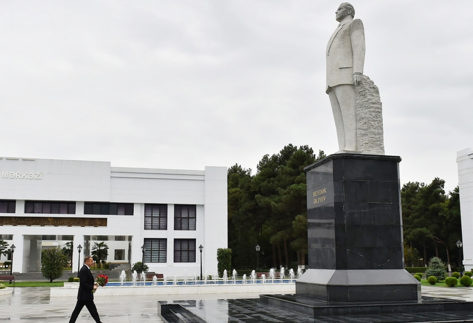 Prezident İlham Əliyev Sabirabadda ulu öndər Heydər Əliyevin abidəsini ziyarət edib VİDEO