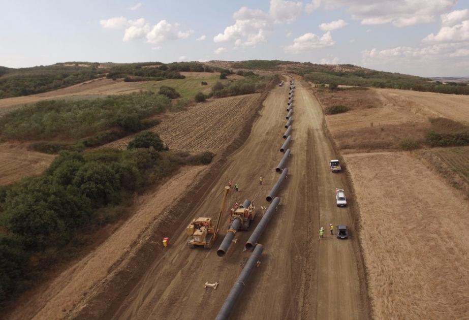 12 kilomètres de tuyaux sont rangés dans le cadre du projet TAP en Albanie