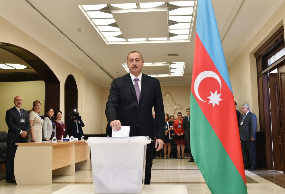 Aserbaidschans Präsident Ilham Aliyev stimmt im Wahllokal Nr. 6 VIDEO